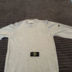 stone island tröja  - tjena, säljer nu min gråa stickade stone island sweatshirt som aldrig kommit till användning , den har endast varit testad, den köptes på nk för 2100kr och passar dig som är 170-180cm. Om du har mellan xs och s så är denna tröjan för dig🙌🏽🙌🏽