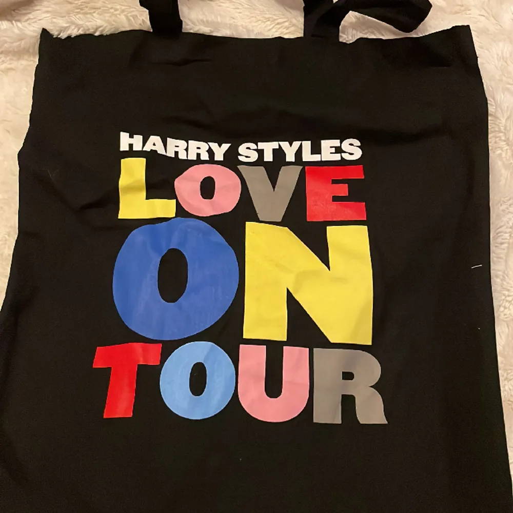 Harry styles love on tour tygväska, necessär, bilder och nyckelband. . Väskor.