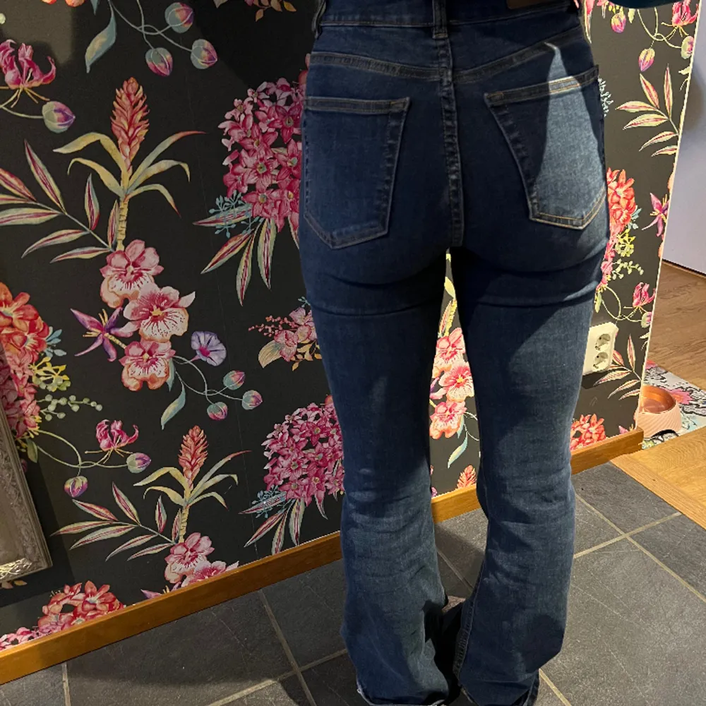 Stlk 32/34 &B jeans i bootcut o highwaist. Köparen står för evt frakt. . Jeans & Byxor.