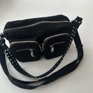 Noella väska Celina  - Säljer min svarta noella väska i storlek mellan storlek, använd några få gånger💞💞