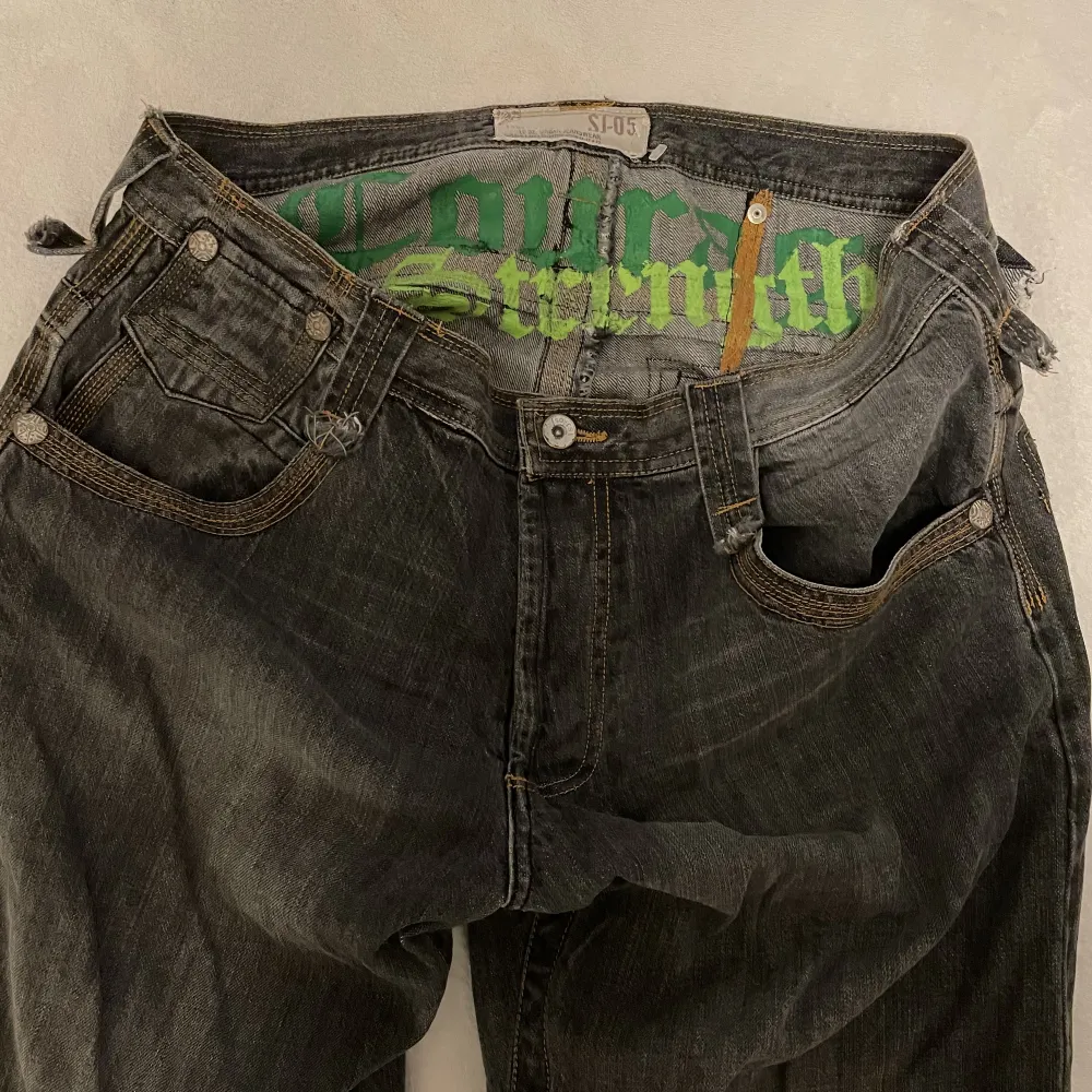 suuppere koool jeans jätte cool på baksidan de är också mega i midjan men går att fixa med skärp laaall 💗💗. Jeans & Byxor.
