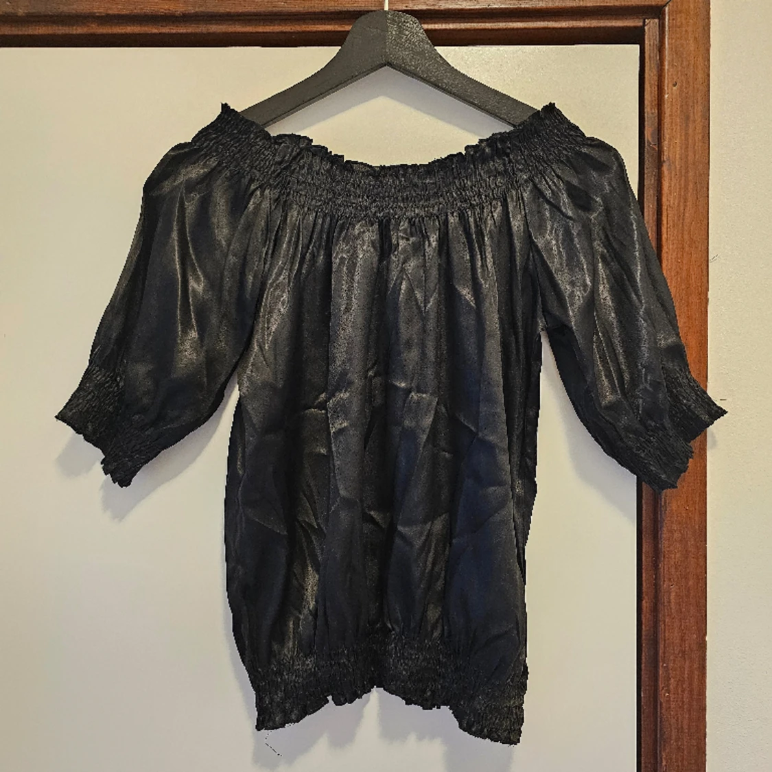 Svart offshoulder top