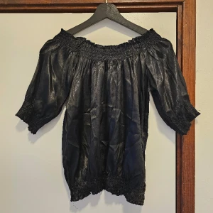 Svart offshoulder top - Beskrivning: Svarta oversizetop, overshoulder urringning Märke: Bik bok Storlek: XS men funkar för S med Skick: I mycket gott skick Material: 100% polyester   Nakenkatt finns i hemmet
