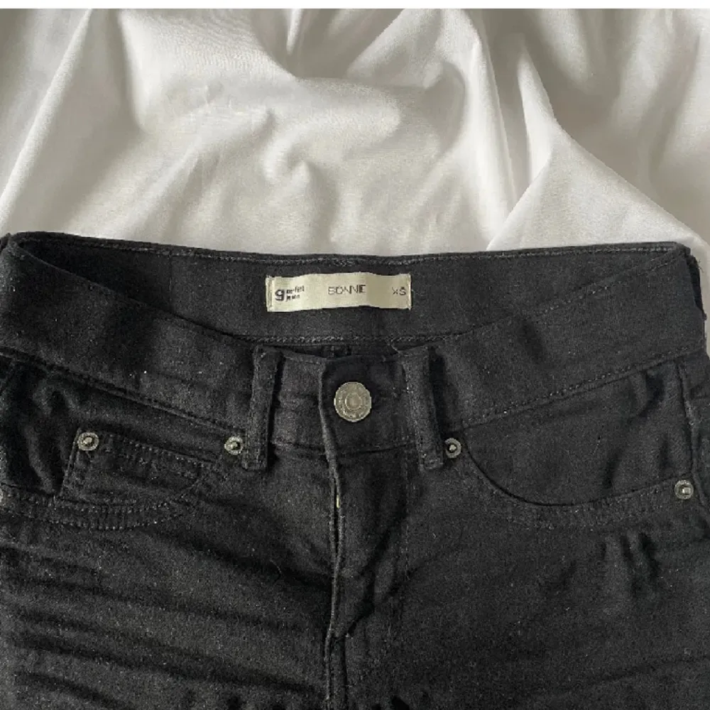 Ett par helt vanliga svarta jeans i modellen 