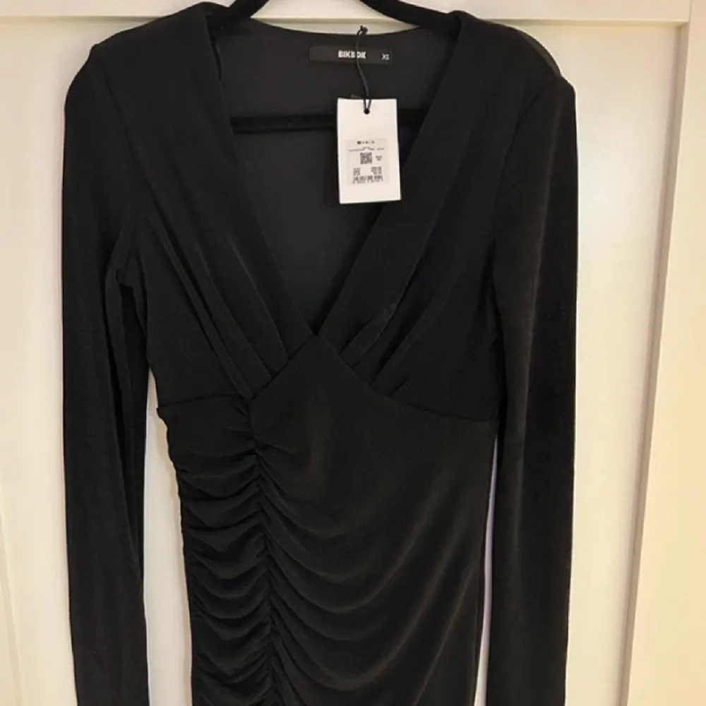 Ny svart klänning från bikbok! Jätte fin med en slits ned till🖤 Nypris 499kr. Klänningar.