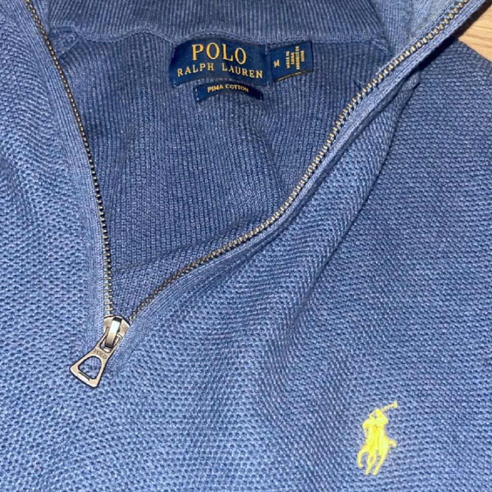 Säljer fin stickad Polo Ralph Lauren halv zip tröja i strl M. Använd men inga defekter och är i väldigt bra skick. Nypris 2199 mitt pris 650. Pris kan diskuteras vid snabb affär!. Tröjor & Koftor.