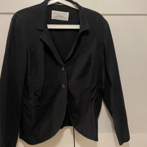 Figursydd jacka - Superfin, classy, tunn & figyrsydd jacka från Steinmann med axelvaddar🙌 Köp secondhand men kom aldrig till användning. Står ingen storlek men skulle säga S-M. Skriv privat för mått💓