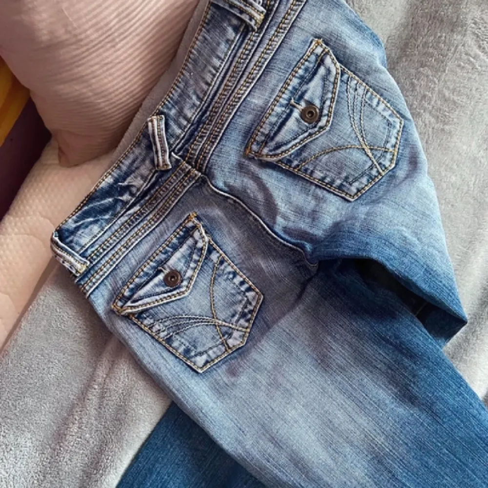 Så snygga lågmidjade bootcut jeans. Säljer då de är för små Midjemått 35/36 cm . Jeans & Byxor.
