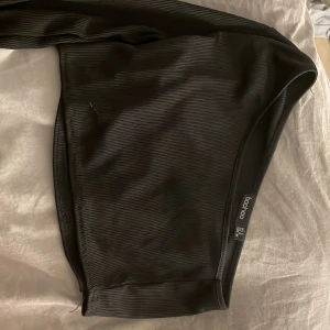 Ofshoulder top - Svart kort topp med en arm