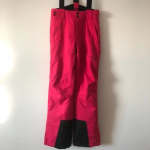 Skidbyxor Tenson - Rosa skidbyxor från Tenson i väldigt bra skick.  Går att spänna åt i midjan med kardborre.  Pris: 350kr.  Storlek 36  Hämtas i Kungsbacka eller skickas mot fraktkostnad.   (hängslen medföljer ej)