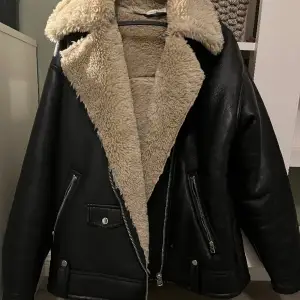 Säljer min svarta vinter kappa från Topshop! Riktigt najs jacka, väldigt varm och bekväm. Den är i storlek 38 men sitter lite oversized. Pris kan diskuteras .