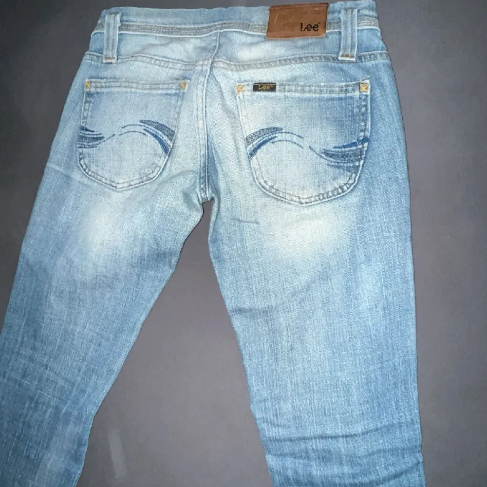 Säljer dessa jeans då de inte passar mig. Jag bär vanligtvis storlek 38 och jag skulle säga att dessa passar 34-36. lågmidjade . Jeans & Byxor.