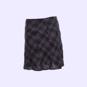 rutig kjol - fin rutig kjol köpt på sellpy, säljer då den inte kommer till användning🤎