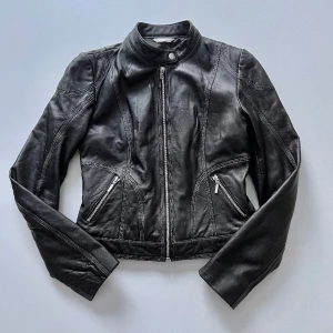 Svart skinnjacka - Svart vintage skinnjacka i äkta läder från Promod. Inga defekter 💕 Säljer då den är för liten på mig