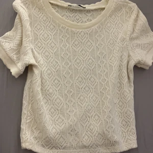 Zara, T-shirt - Jättefin vit topp från Zara. Storlek S. Nyskick!