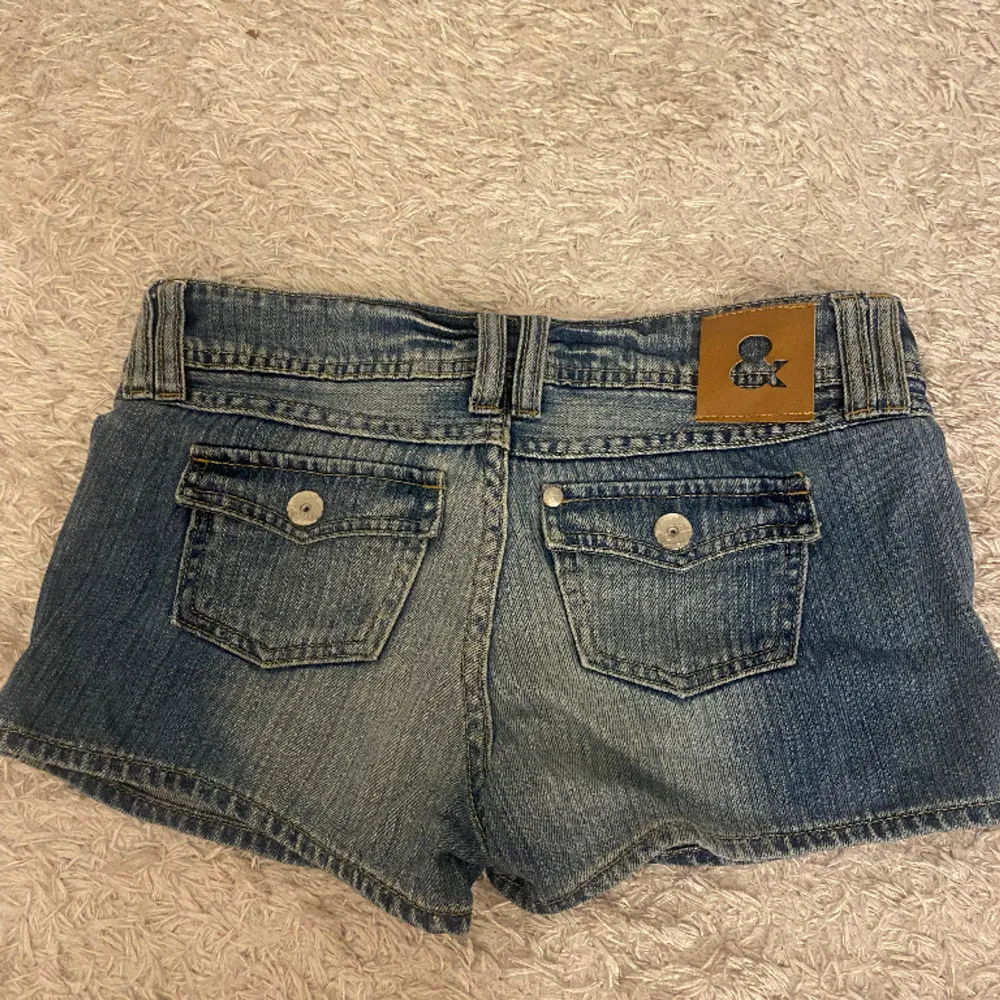 sååå sjukt snygga lågmidjade jeans shorts med knappar där bak💞💞 skriv för frågor osv!! Mått: 37cm rakt över midjan och 23cm längden. Shorts.