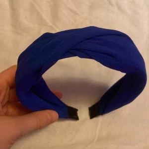 Blått diadem - Snyggt, vårigt diadem som passar till allt🌷 Köpare står för frakt💙 Om du köper med flera saker kan pris diskuteras…