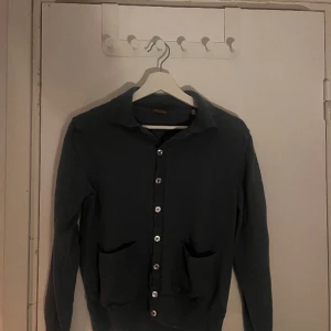 Stenströms Cardigan - Cardigan från stenströms i skön blå färg  Storlek L egentligen men krympt i tvätten så sitter som en XS