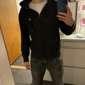 Polo Ralph Lauren Hood zip - Svart och stilren ralph lauren zip 8/10 skick Priset går att förhandla