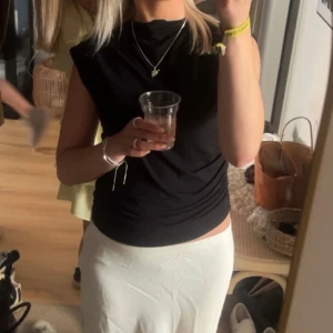 topp - så fin topp ifrån ginatricot! storlek m men är liten i storlek, jag brukar vanligtvis ha xs/s💐