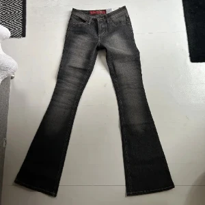 Lågmidjade jeans - Supersnygga lågmidjade jeans som tyvärr var för små för mig :(  Helt nya med lappen kvar! De är i storlek W26 L34 men skulle säga att de är ganska små i storleken. Lånade bilder, skriv för mått💕