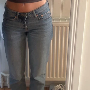 Lågmidjade jeans - Säljer mina blåa lågmidjade jeans från Lager 157. Har endast testats då de är lite för baggy för min stil. De är i storlek 34 och är straight modell. 💕💕
