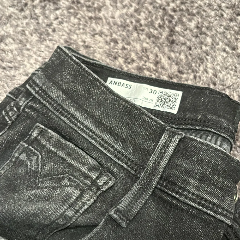 Tjena! Säljer nu dessa sprillans nya jeans från replay i modellen anbass. Otroligt snygga o fräscha jeans. Storleken är 30/30. Bara att höra av er vid frågor! . Jeans & Byxor.