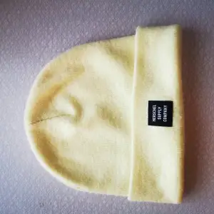 Lemon Herschel warm hat. 100% polyester. In good condition. 