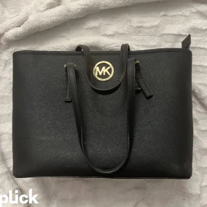 Väska  - Svart väska. Filmar vid packning och skickar spårbart.