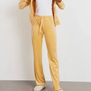 Gina Tricot velour trousers - Säljer nu mina mjukisbyxor från Gina Tricot då jag har dubbla par. Använda fåtal gånger och därmed inga defekter. 
