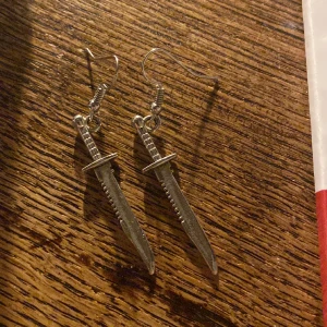 Svärdörhängen - Gillar verkligen dessa, dock används dem inte längre :( 