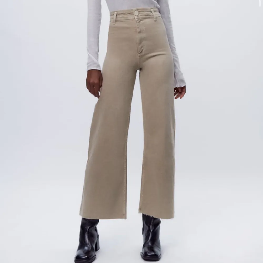 Modellen är wide, otroligt sköna och stretchiga. Har sällan använts och är helt fläckfri!. Jeans & Byxor.