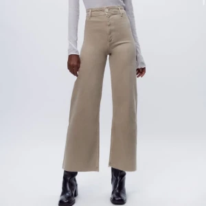 Beiga jeans från zara - Modellen är wide, otroligt sköna och stretchiga. Har sällan använts och är helt fläckfri!