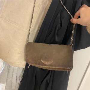 Brun zadig&voltaire väska - Säljer min suuupersnygga zadig väska❤️båda banden tillkommer och dustbagen!