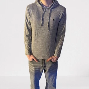 Ralph Lauren Hoodie - Grå Ralph Lauren huvtröja  -Storlek S, true to size.  -Bra skick förutom mindre defekt: Två väldigt små hål på framsidan av tröjan, se bild 3.   -Modellen är 183cm lång.   -Från rök-och djurfritt hem 