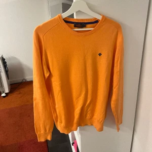 Orange Sweatshirt från Morris😍 - Säljer denna snygga sweatshirt från Morris / Riktigt bra skick / Storlek M men passar även S/ Hör gärna av dig vid funderingar😊