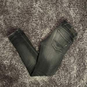 Replay model ”Anbass” | mörkgråa/svarta jeans | Grymt skick, liten defekt (dm för bild)
