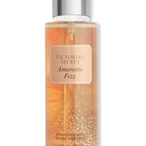 Victoria Secret parfym/body mist - Helt oanvänd Victoria Secret parfym/ body mist, Amaretto Fizz. Luktar vanilj och kokos. 250ml och pris går att diskutera!