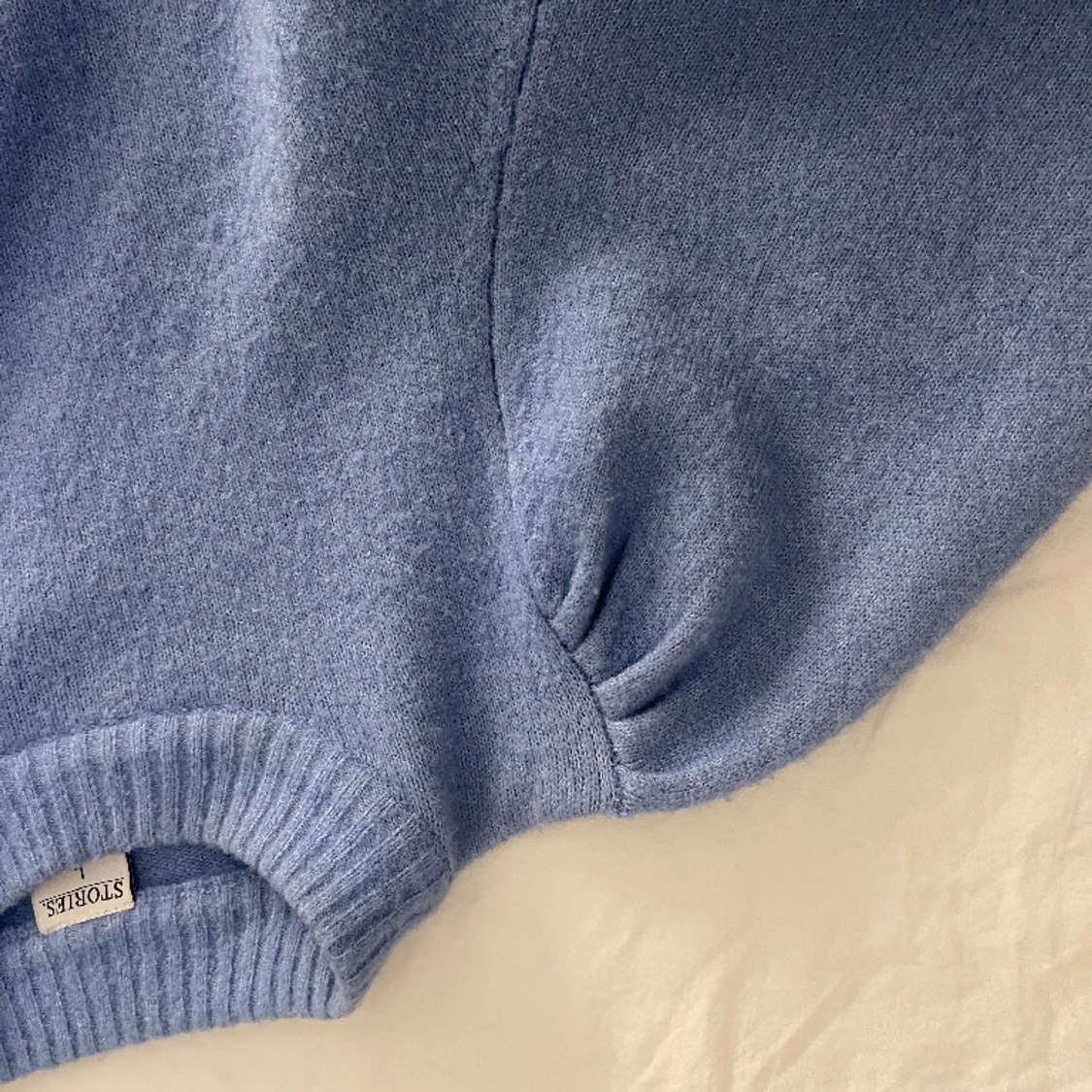 Blå stickad tröja med veck i axeln - 91