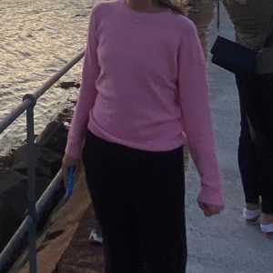 Tröja - Rosa tröja ifrån Vero Moda, köpt i somras använd ett fåtal gånger!🤩 Pris går alltid att diskutera! Köparen står för frakten!💗