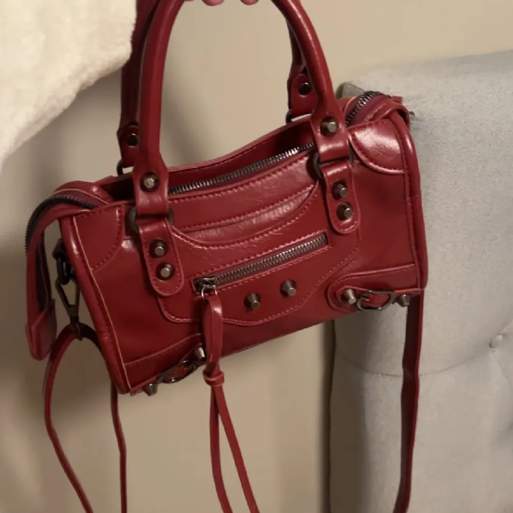 intressekoll på min röda balenciaga liknande väska, bra skick❤️. Väskor.
