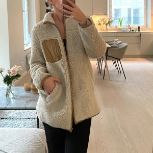 Beige Teddy jacka  - Beige Teddy jacka från veromoda 🐻 I ny skick! Ordinarie pris 500 säljer för 100. Funkar även som en XS. ( hål i ena fickan invändigt) 