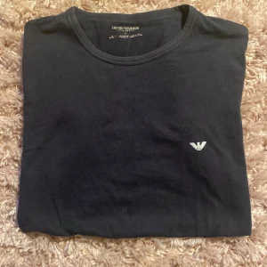 Armani t-shirt - Tjena! Säljer denna Armani tröjan, använd några gånger. Ett litet hål på baksidan som man knappt ser. 