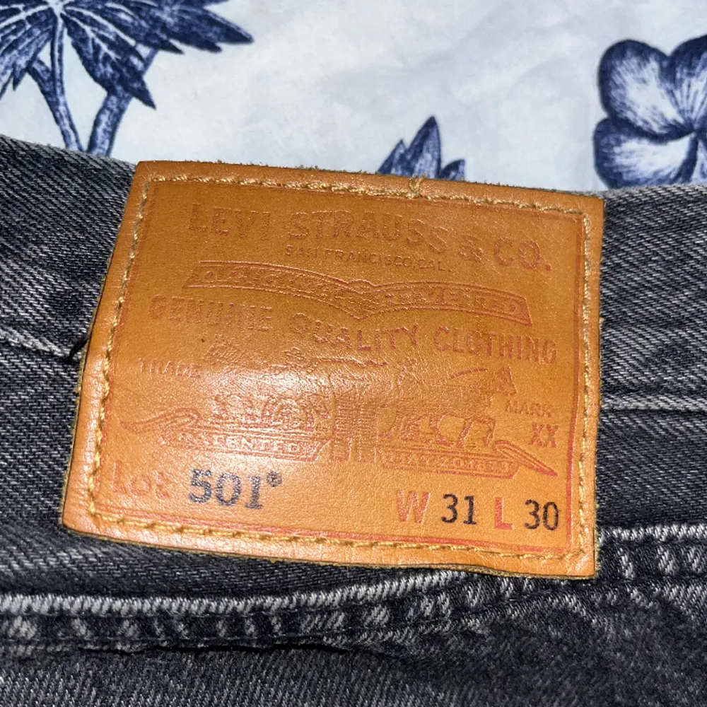 Säljer ett par Levis 501 jeans då dem ej används, dem är i toppen skick utan några defekter . Jeans & Byxor.