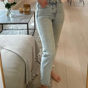 Höga jeans  - Höga mom jeans från mango. I mycket bra skick! Inga tydliga defekter 👖 Storlek 34/XS