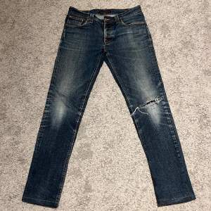 Klädsamma jeans från Nudie Jeans i bra skick! Dem är endast använda ett fåtal gånger! Modellen på bilden är 184 cm lång och väger 68 kg!🤲🏻 Nypris 1500kr