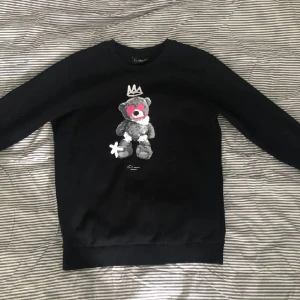 Sweatshirt svart - Sweatshirt från zalando.  • Använd 1-2 gånger • Storlek M