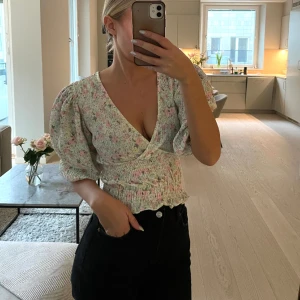 Blommigtopp - Sommrig topp! Säljer då den inte kommer till användning 💕 