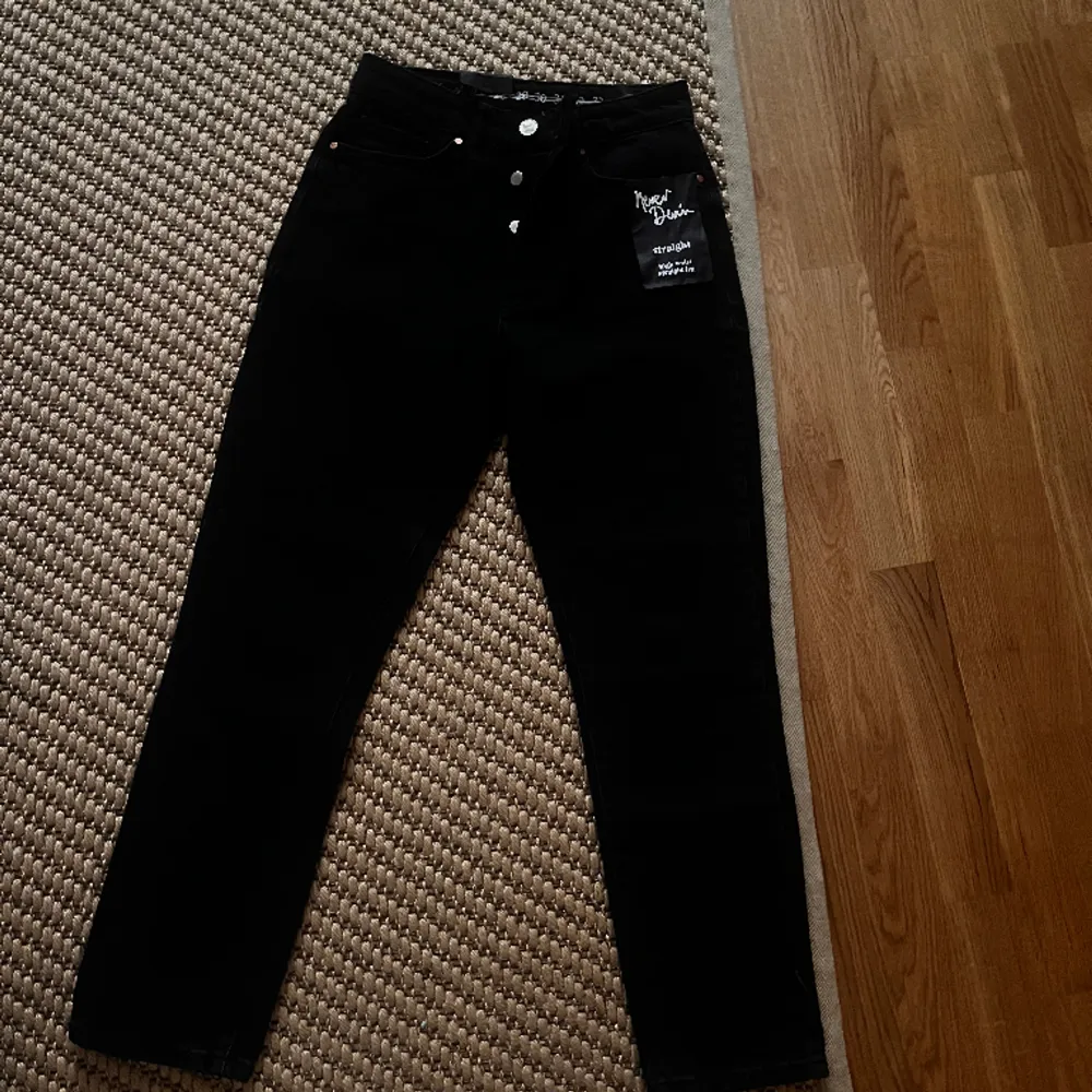 Svarta Jeans från Bik bok i storlek 26. Hög midja och raka ben. Oanvända med prislapp på! . Jeans & Byxor.