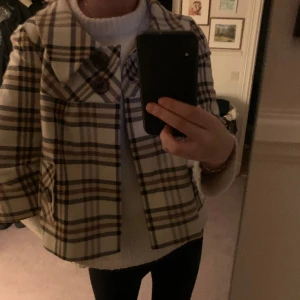 Trekvartsärm jacka - Säljer denna jacka med trekvartsärm! Såå fin i strl s